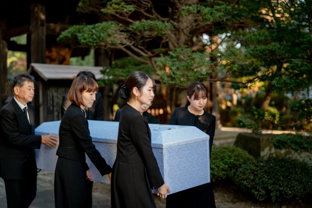 告別式流れ 参列者|式場到着から焼香、読経、出棺まで